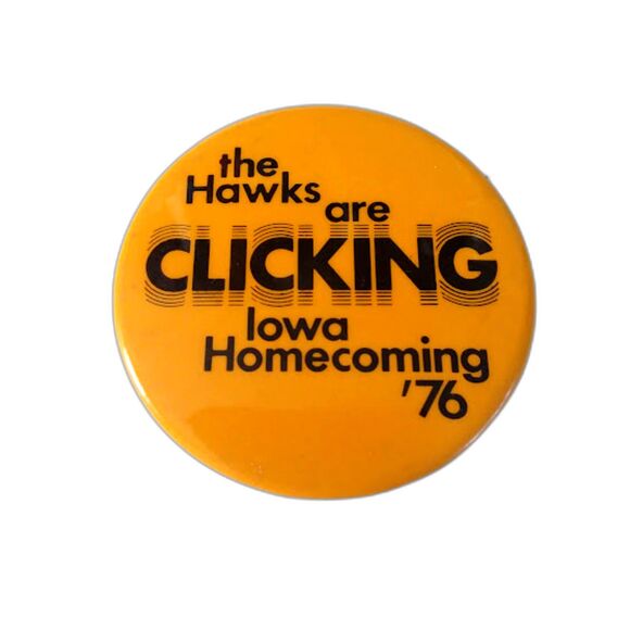 Vinage The Hawks Are Clicking Iowa Homecoming 1976 Pin Iowa City 2" - Picture 1 of 5